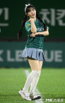 버스터즈 타카라 ‘애교 가득한 무대’ [MK포토]