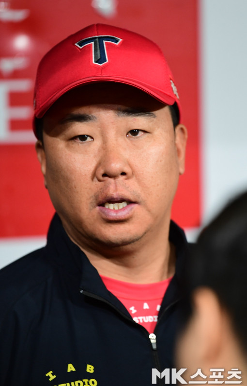 KIA 타이거즈 이범호 감독, 주루 방해 항의에 퇴장... 어려운 상황 속 관전 경기[[로봇]]