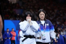 ‘독립 운동가의 후손’ 허미미, 연장 혈투 끝에 승리! 8강 진출로 유도 희망 이어간다 [파리올림픽]