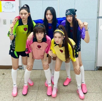 “드디어 만났다” 뉴진스, 손흥민·김민재와 인증샷