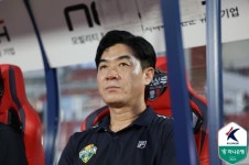 “윤정환 감독님은 지난해 기록이 없던 내게 손을 내밀어주신 아버지 같은 분” ‘멀티골’로 강원 단독 선두 이끈 이상헌의 진심 [MK김천]