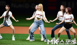 우아 ‘단체로 쩍벌 댄스’ [MK포토]