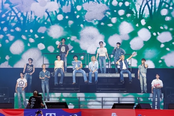 세븐틴, 美 투어서 화려한 한국어 떼창으로 공연장 빛났다
