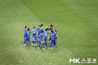 “잔디 문제가 있었지만...” 충격적인 3-7 대패 ‘고개 숙인’ 요코하마 존 허친슨 감독대행 “후반에 무슨 일이 일어났나 싶어” [MK인터뷰]