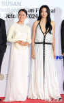 김희애-수현 ‘화이트 드레스 대결’ [MK포토]