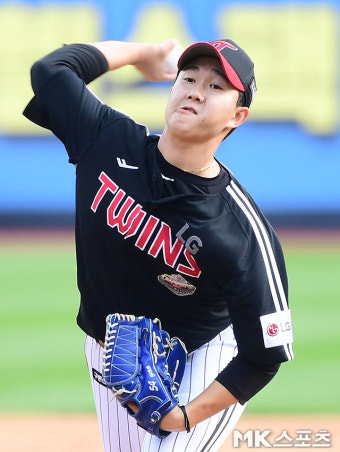 유영찬 ‘5회에 등판’ [MK포토]