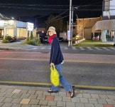 공효진, ‘역시 공블리’ 빵 사러 가는 길도 힙스터! 빨간 스카프 두른 독보적 가을룩