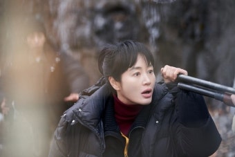 ‘오늘만 사는’ 김혜수, ‘꽃대가리’ 탐사 보도 팀장되자...독기 가득 (트리거)