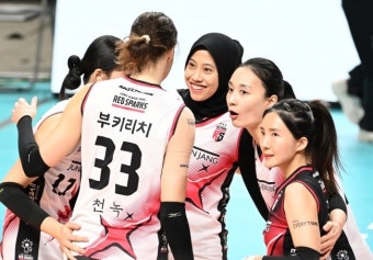 ‘16년 만에 새역사!’ 최다 연승 갈아치운 정관장, GS칼텍스 꺾고 ‘9연승’ 행진…‘메가 33점 폭격’ 접전 끝 3-2 승 [MK장충]