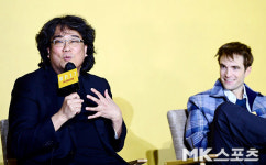 취재진의 질문에 답하는 봉준호 감독 [MK포토]
