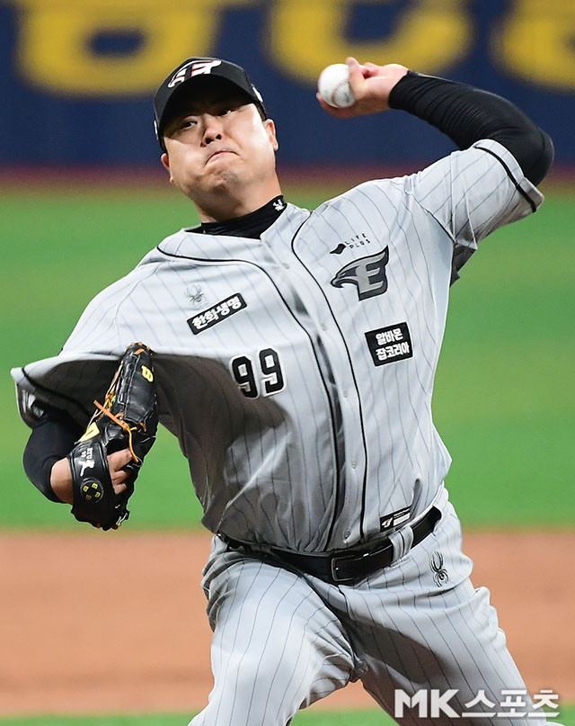 키움, FA 송성문과 6년 120억원 계약 체결, 김광현 이어 두 번째로 큰 규모.
