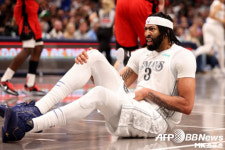 간판스타 트레이드한 댈러스, 이대로 폭망? AD 수 주 결장 예상