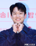 M.K사진관 | 신현승 ‘귀엽게 감자하트’ [MK포토]
