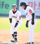 허경민 ‘시범경기 첫 안타 신고’ [MK포토]