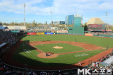 함께하던 동료가 상대 투수로...이정후의 낯선 경험 [MK현장]