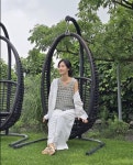 권유리, 제주의 바람에 몸 맡긴 주말…햇살·구멍·흔들그네, 자연이 준 선물