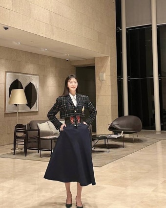“45세 안 믿겨” 기상캐스터 출신 방송인, 우아한 미모 뽐낸 개미허리 체크 롱스커트룩