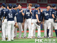두산 ‘위닝시리즈 하이파이브’ [MK포토]