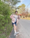 신지, 김종민 장가보내고 가벼운 발걸음! 10대 소녀 같은 바시티 산책룩