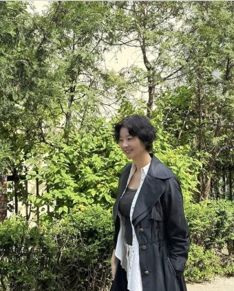 50세인데 20대 남성이 이상형이라며 말 걸은 여배우, 우아한 트렌치코트룩