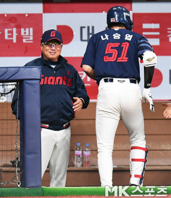 김태형 감독 ‘나승엽 투런포에 싱글벙글’ [MK포토]