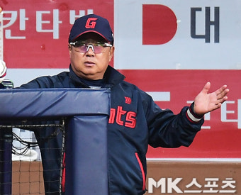 김태형 감독 ‘나승엽 투런포에 팔 번쩍’ [MK포토]