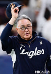 “중요하지 않아, 마지막 순위 결정하는 것이 대기록”…덤덤히 통산 두 번째 ‘단일 시즌 10연승 2회’ 도전하는 김경문 한화 감독 [MK잠실]