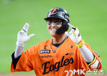 “이렇게 점수 많이 낼 거라 생각 못해”…난타전 끝 힘겹게 76.5% 확률 잡아낸 김경문 한화 감독의 미소 [PO1 인터뷰]