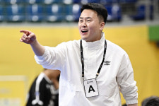 “재미있어야 진짜 핸드볼”이라고 강조하며 H리그 새바람 예고한 충남도청 이석 감독