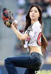 있지 유나 ‘잘록한 허리라인 뽐내며 시구’ [MK포토]