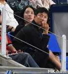이정효 감독 ‘미모의 아내와 함께’ [MK포토]