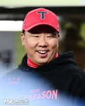 미소짓는 이범호 감독 ‘PO 1차전 느낌이 좋다’ [MK포토]