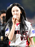 김다솜 ‘시구한 후 야구공에 키스’ [MK포토]