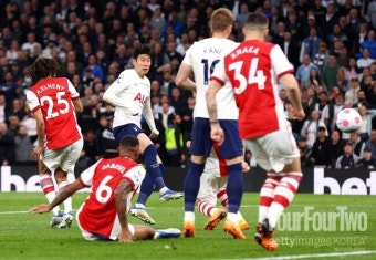 [epl.review] 'SON 쐐기골' 토트넘, 아스널 상대 3-0 완승...4위 싸움 끝까지 간다