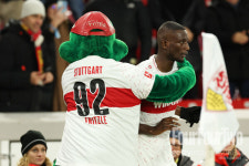 [bundes.review] 빅 클럽 타깃 기라시, 리그 17호골 폭발!...슈투트가르트, 아우크스브루크 3-0 제압→정우영 89분 투입