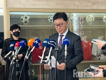[442.live] 해외파 7명, 국내파 4명 '정식 사령탑' 윤곽...정해성 위원장, 