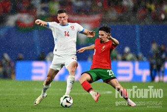 [euro.review] '호날두 오프사이드→골 취소→콘세이상 결승골'...포르투갈, 체코에 2-1역전승