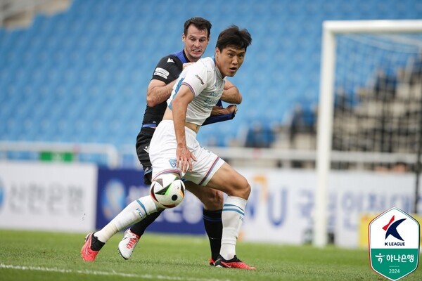 K리그1 포항, 이호재의 멀티골로 수원FC 2-0 완파하여 5위로 도약
