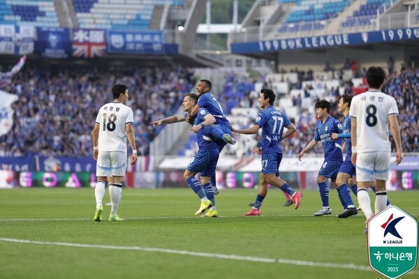 수원 삼성, 성남FC 상대로 2-1 승리...이기제의 프리킥 극장골로 12경기 연속 무패 달성