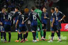 한국도 0-5 대패했는데 어쩌나...3백 쓰지 마! WC 우승은 무슨 브라질전 앞둔 日 대표팀 3G 무승에 비난 쇄도