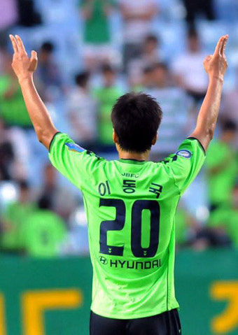 [K리그 26R] ‘이동국 14호골’ 전북, 포항에 2-0 승… 선두 질주
