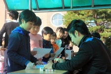 대전의 스쿨어택, 초교 축구대회서 사인회 열어