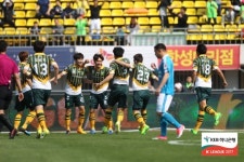 [클래식 리뷰] '김신욱 쐐기골' 전북, 포항에 2-0 완승...선두 탈환+7G 무패