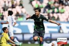 [K리그1 리뷰] 이동국 골 전북, 안방 최강자 증명!...9명 수원 2-0 격파