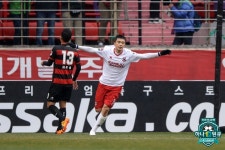 [K리그1 리뷰] 송시우 멀티골 상주, 포항 원정서 2-1 역전승...2연승+선두