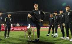 분노한 중국팬, '트로피 밟는 사진' 중국축구협회에 보내며 '고발'