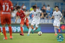 [K리그1 리뷰] 끝까지 모른다 강원, 전북과 3-3 극적무...서울과 7점 차