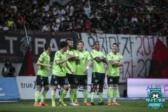 [K리그1 현장리뷰] '호사-로페즈 골' 전북, 서울 2-0 완파...17G 무패+선두 탈환