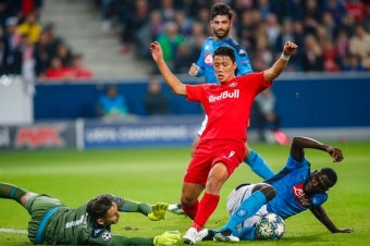 [잘츠부르크 나폴리] 황희찬 황소 드리블→페널티킥 유도, 잘츠부르크 동점골 1-1 접전(전반 진행 중)