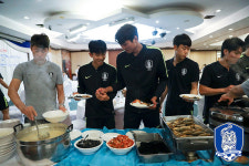 [In 송클라] 중국전 앞두고 '백숙', 이란전 앞두고 '찜닭'...김학범호 승리 공식?